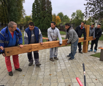 Osadenie kríža na cintoríne v obci Trhovište 2016