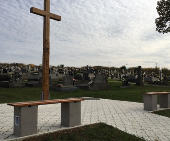 Osadenie kríža na cintoríne v obci Trhovište 2016