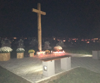 Osadenie kríža na cintoríne v obci Trhovište 2016